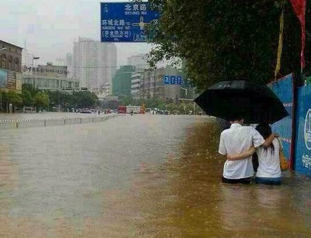 浪漫情侣雨中两依依