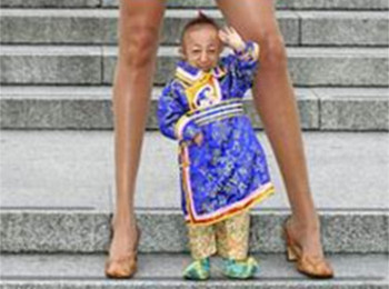 世界最长的美腿与最矮小人相会