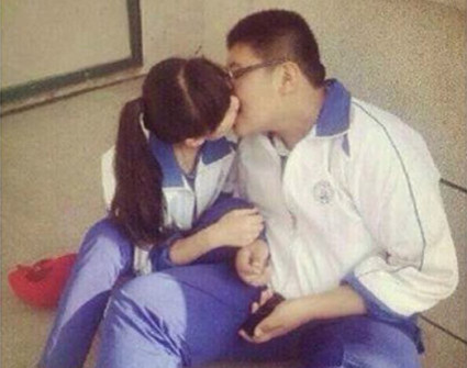 真人百家乐“用四字形容此图你怎么看”?