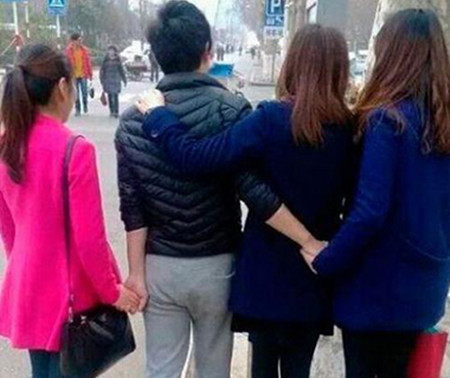 真人百家乐“屌丝男的背影看呆路人!”