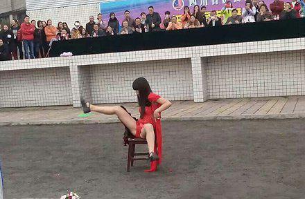 百家乐娱乐城-女人椅子舞开始了